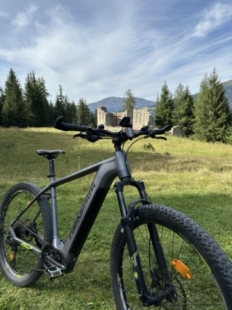 Das geliehene E-Bike vor der Kirchen-Ruine Wiesele im Kaunertal