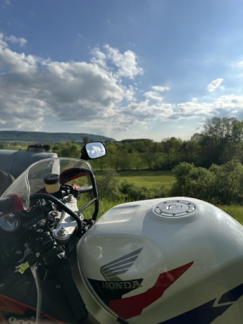 Im Vordergrund eine Honda Fireblade mit Blick auf eine Landschaft.